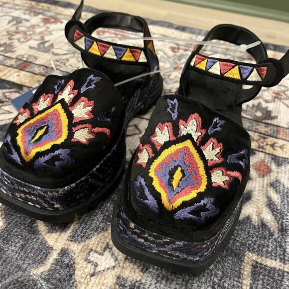 NWT Farm Rio Black Embroidered Closed Toe Platform Sandals Shoes Size US 9 EU 40 - Picture 4 of 10